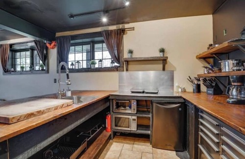 Cantley Apartment | Industrial Loft 1, Hot Tub, Pool Table & Private Lake Escape