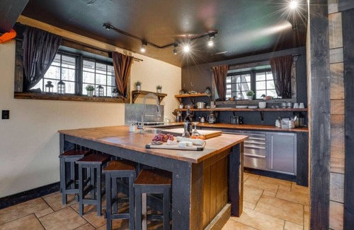 Cantley Apartment | Industrial Loft 1 | Hot Tub | Pool Table | Lake