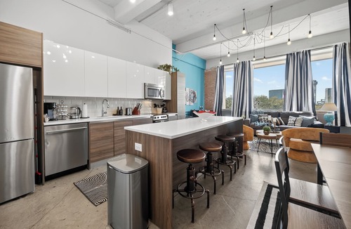 Downtown Dallas Apartment | Industrial Loft - Sleeps 10 - FREE Valet