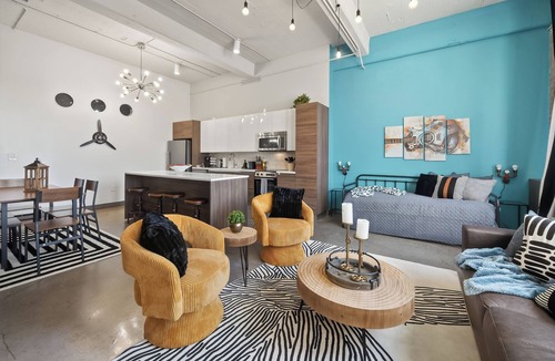 Downtown Dallas Apartment | Industrial Loft - Sleeps 10 - FREE Valet
