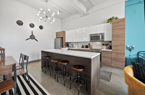 Downtown Dallas Apartment | Industrial Loft - Sleeps 10 - FREE Valet