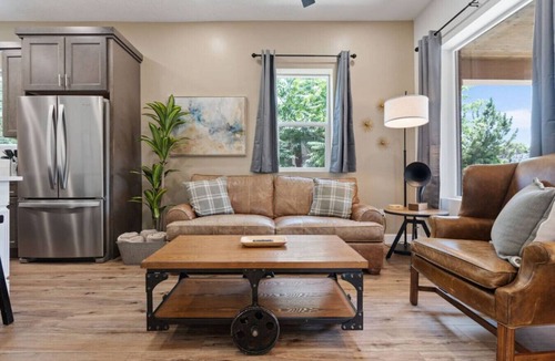 South Salt Lake House | Industrial Modern Getaway -Hot Tub -Exposed Brick