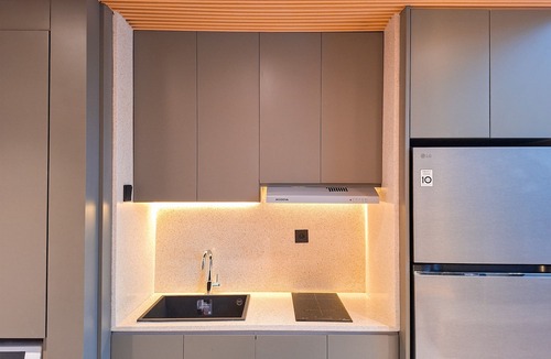 Pinang Apartment | Industrial Modern 1Br Loft At Apartment Collins Boulevard