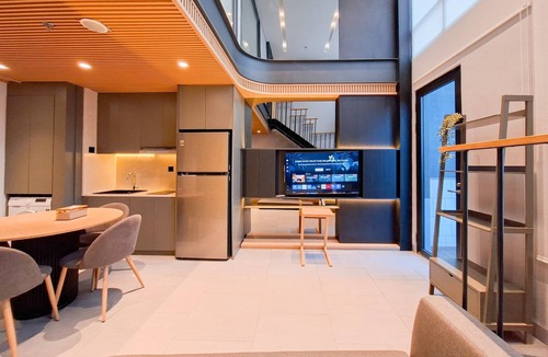 Pinang Apartment | Industrial Modern 1Br Loft At Apartment Collins Boulevard