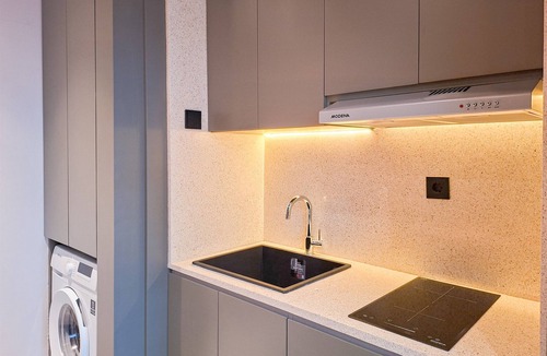 Pinang Apartment | Industrial Modern 1Br Loft At Apartment Collins Boulevard