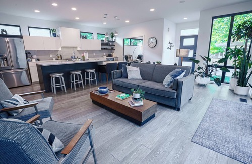 Fountain Square House | Indy 500 Luxe, Guests Call It Indy’s Best, Rooftop + Listening Lounge + Hot Tub