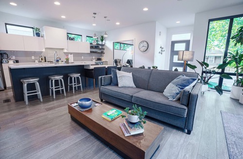 Fountain Square House | Indy 500 Luxe, Guests Call It Indy’s Best, Rooftop + Listening Lounge + Hot Tub