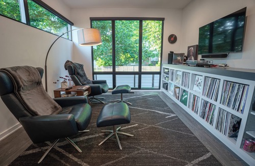 Fountain Square House | Indy 500 Luxe, Guests Call It Indy’s Best, Rooftop + Listening Lounge + Hot Tub