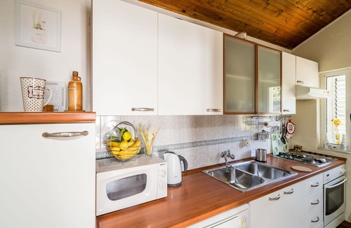 Lozica Apartment | Indy's Beach Apartments -Two Bedroom Apartment with Balcony and Sea View
