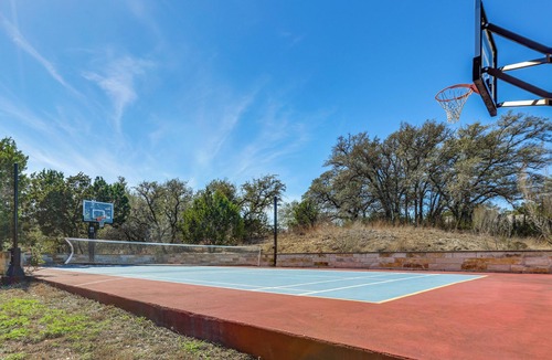 Pedernales Canyon Ranch House | Infinity Edge Pool & Fire Pit: Spicewood Getaway!