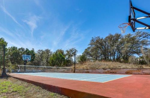 Pedernales Canyon Ranch House | Infinity Edge Pool & Fire Pit: Spicewood Getaway!