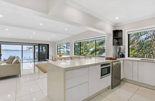 Toukley Villa | Infinity on Moss Panoramic Lakefront 6 BDRM Villa