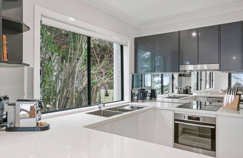 Toukley Villa | Infinity on Moss Panoramic Lakefront 6 BDRM Villa