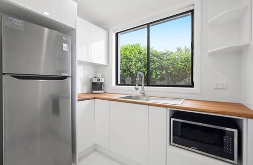 Toukley Villa | Infinity on Moss Panoramic Lakefront 6 BDRM Villa