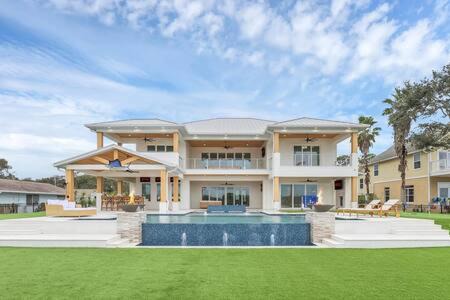 Totem Park House | Infinity Pool Paradise I Luxe Waterfront Living