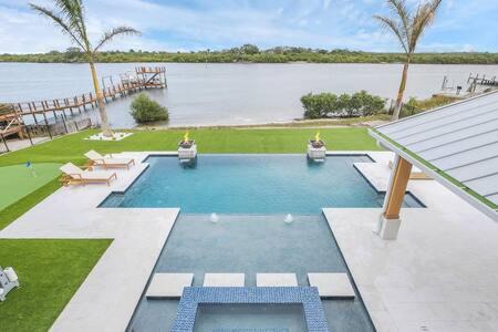 Totem Park House | Infinity Pool Paradise I Luxe Waterfront Living