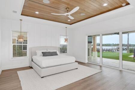 Totem Park House | Infinity Pool Paradise I Luxe Waterfront Living