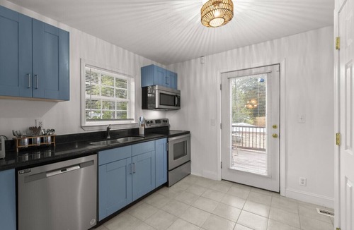 East Side House | Infrared Sauna | King Beds | Pet Friendly | Pool