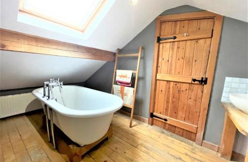 Ingleton House | Inglefall & Jasmine Cottages