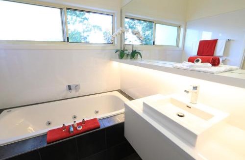 Cowes House | Inglenook Luxury Spa Cottage for Two