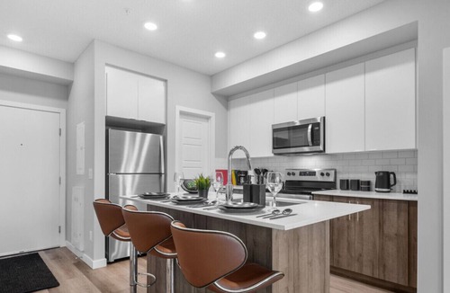 Inglewood Apartment | Inglewood Modern Condo King Bed Parking #21