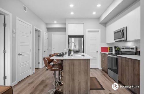 Inglewood Apartment | Inglewood Modern Condo King Bed Parking #21