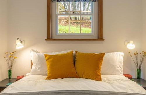 Robertsbridge House | Inkpen Cottage