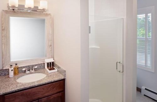 Niantic Bed & Breakfast | Inn at Harbor Hill Marina