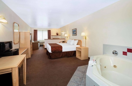Lander Hotel | Inn at Lander, Travelodge by Wyndham