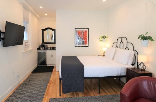 Portland Hostel | Inn at Park Spring 6 - Private entrance - Parking