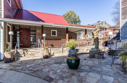 Johnson Hotel | Inn at the Mill, an Ascend Collection Hotel