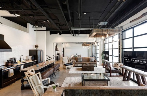 East Cesar Chavez House | Inn Cahoots on 6th: 10BR/26Bed - Pool,Roofdeck, Garden Bars, Walk To Everything!