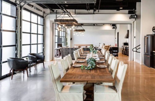 East Cesar Chavez Villa | Inn Cahoots on 6th: 15 BR/39 Beds, Pool, Roofdeck