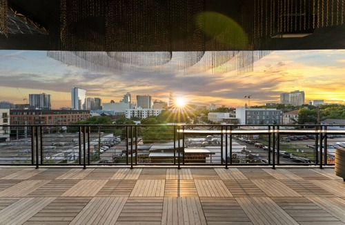 East Cesar Chavez House | Inn Cahoots on 6th: 5BR/13Beds - Pool, Rooftop, Garden Bars, Walk to Everything!