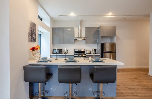 Downtown Montreal Apartment | Inner-City Studio on Bishop -Heart of MTL ZX0
