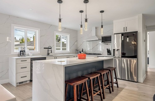 Haysboro House | InnerCity | 4 bed 3 bath | AC | Poker | Xbox | Backyard BBQ | LRT | shops & eats