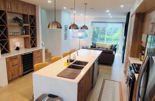 Southeast Calgary House | Innercity Luxury 3BR House with AC/garage near Stampede/Saddledome/BMO/MNP