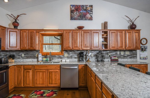 Oakland House | Innisfree | Spacious Chalet with Sunset Lake Views