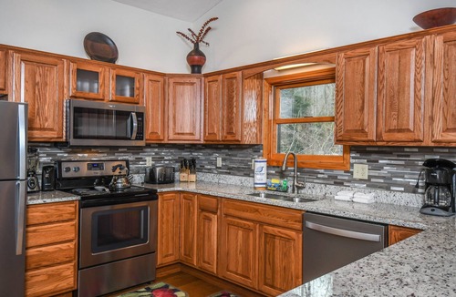 Oakland House | Innisfree | Spacious Chalet with Sunset Lake Views