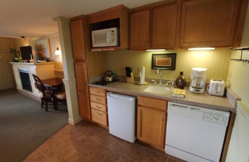 Falmouth Heights Hotel | InnSeason Resorts HarborWalk