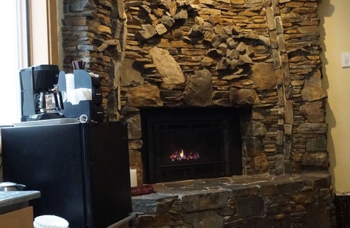 Yosemite West Apartment | Inside Yosemite N.P. Gates!, the Aspen Room is Minutes From Valley Attractions