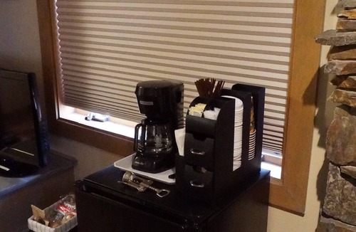 Yosemite West Apartment | Inside Yosemite N.P. Gates!, the Aspen Room is Minutes From Valley Attractions