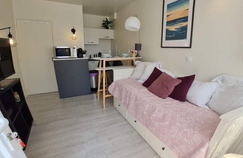 Villenave-d'Ornon Apartment | Inspirantly homespots "Rose" Jacuzzi