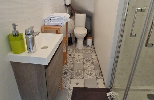 Villenave-d'Ornon Apartment | Inspirantly homespots "Rose" Jacuzzi