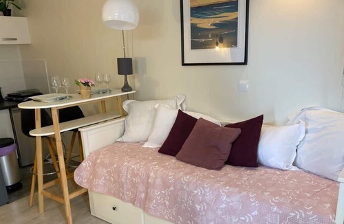 Villenave-d'Ornon Apartment | Inspirantly homespots "Rose" Jacuzzi