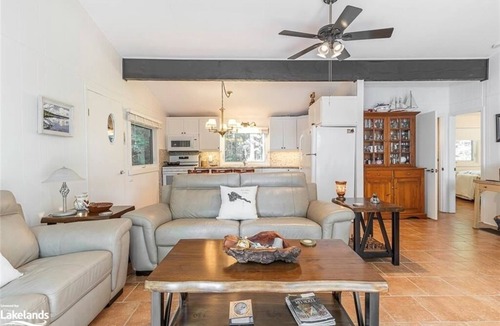 Irondale Cottage | Insta-worthy 3 Bedroom Waterfront Cottage in Haliburton