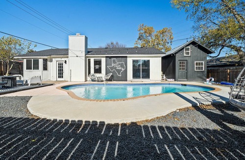 Scofield Farms House | Insta-worthy Bachelorette Pool Party near Domain