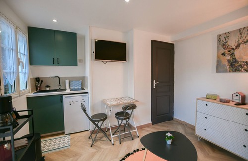 Barbizon Apartment | INSTANT FLEURY: cozy studio with secret garden!