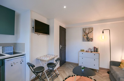 Barbizon Apartment | INSTANT FLEURY: cozy studio with secret garden!