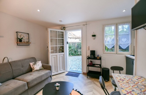 Barbizon Apartment | INSTANT FLEURY: cozy studio with secret garden!